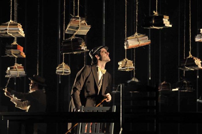 foto da peca travesties_de Tom Stoppard com Manoel candeias no papel de James Joyce, sob direcao de Caetano Vilela. Foto de Gilson Camargo_ festival de Teatro de Curitiba_20_03_2010 Teatro Gauira